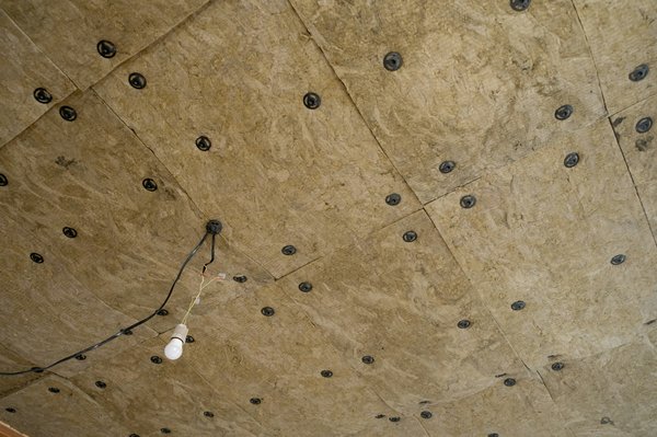 Isolation phonique de plafond : les meilleures solutions acoustiques